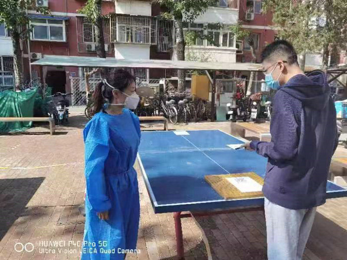 张文晶支援杨家园社区核酸检测.jpg