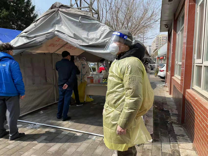 明昕支援东河沿社区核酸检测.jpg